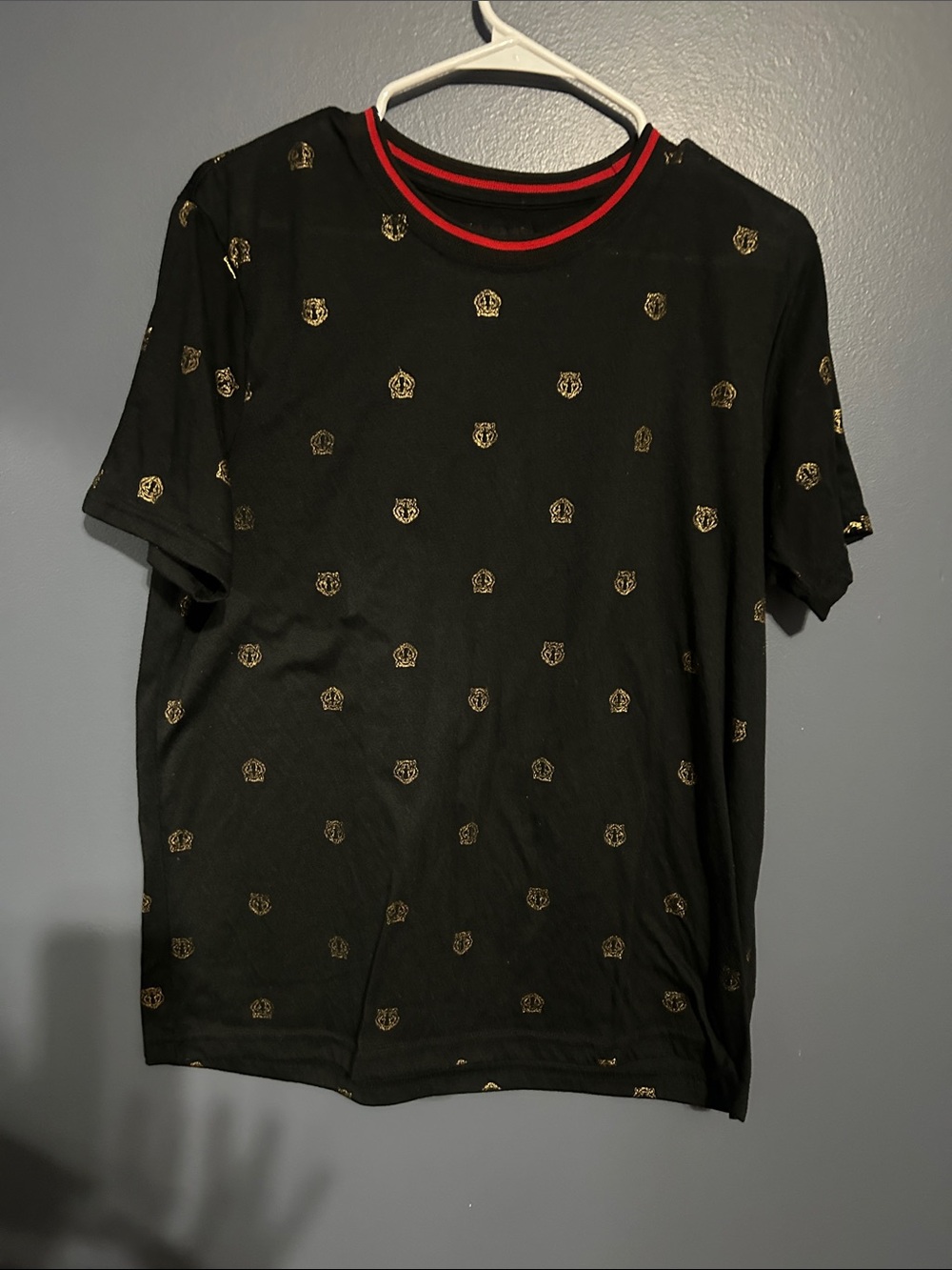 Men's Black Short-Sleeve Tee with Gold Crest Print and Red-Striped Neck